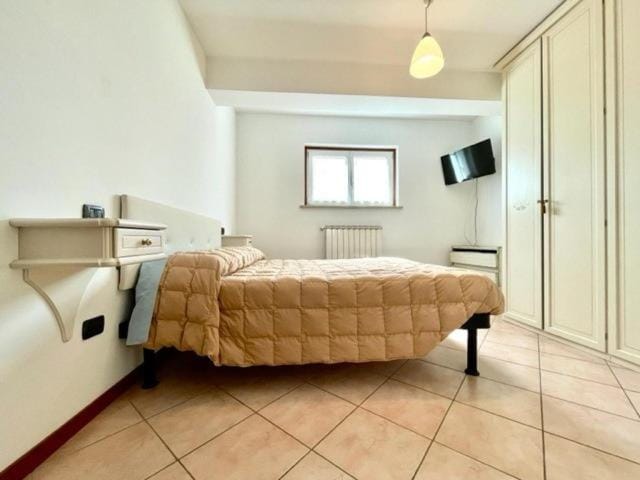 Bed, TV and multimedia, Bedroom
