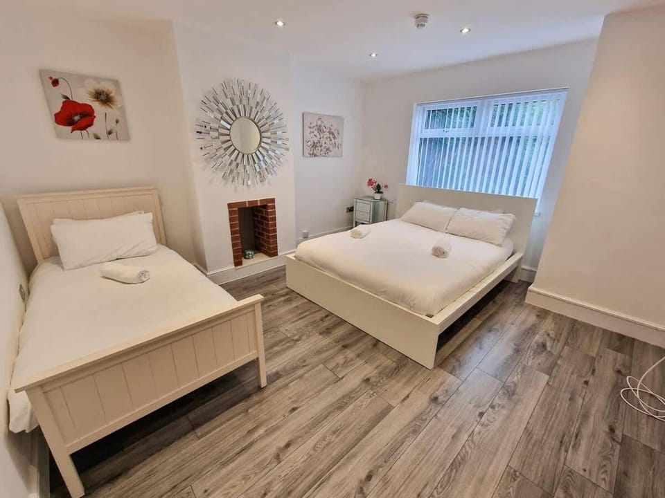 Luxury Sleeps 11 Kirkby Home by City SuperHost House in Liverpool
