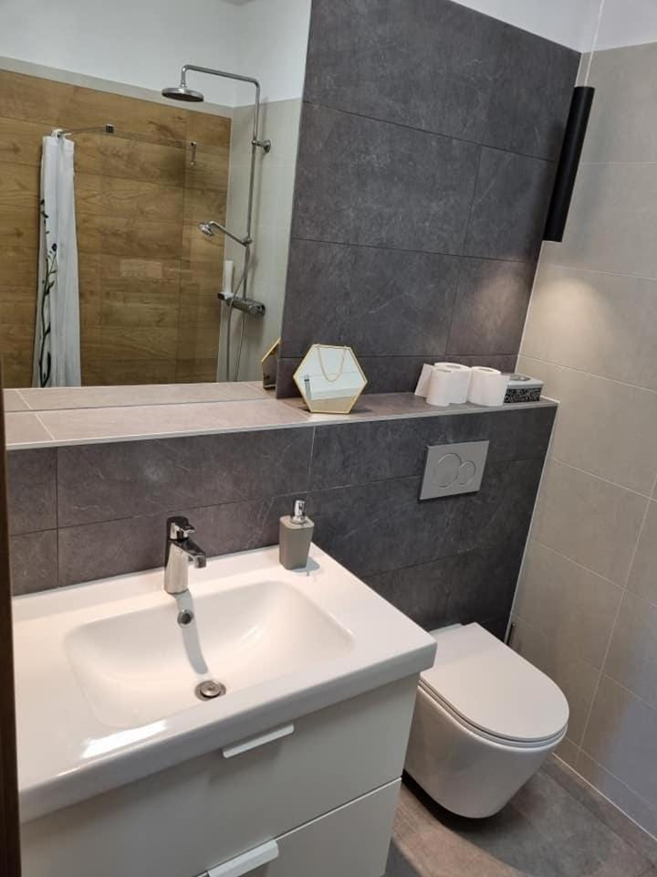 IronHill Apartmanház Vonyarcvashegy Apartment in Hungary