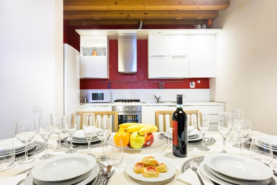 Coffee/tea facilities, Dining area, Food, Alcoholic drinks, oven, stove, toaster