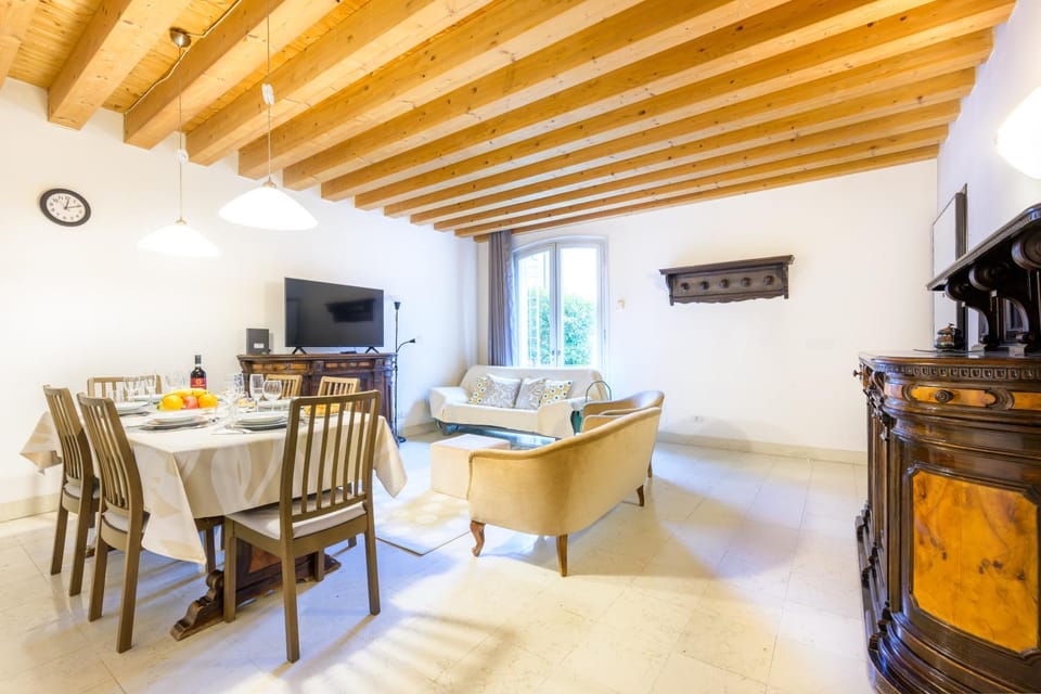 TV and multimedia, Living room, Seating area, Dining area