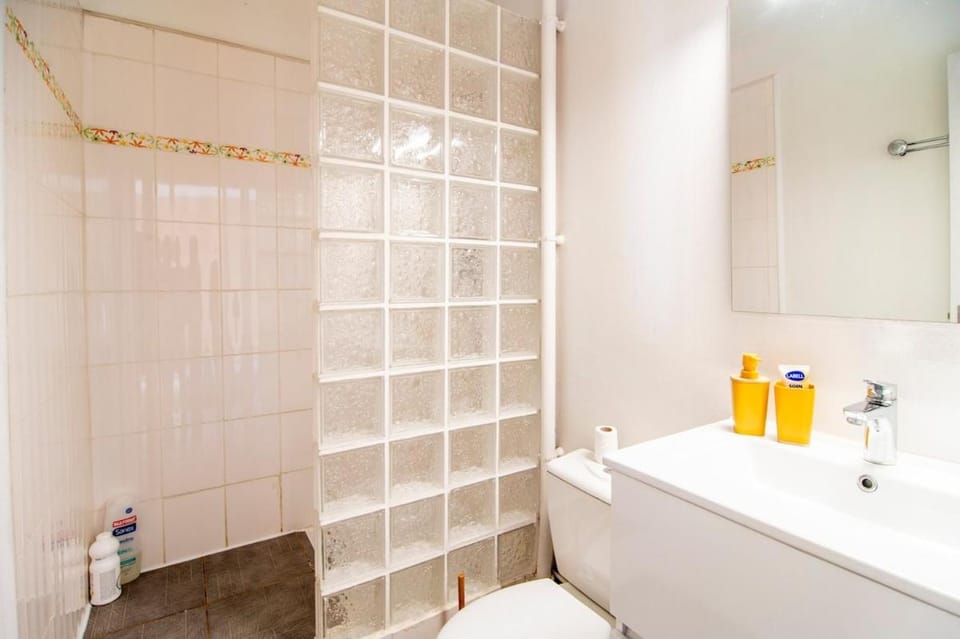 Shower, Bathroom, towels