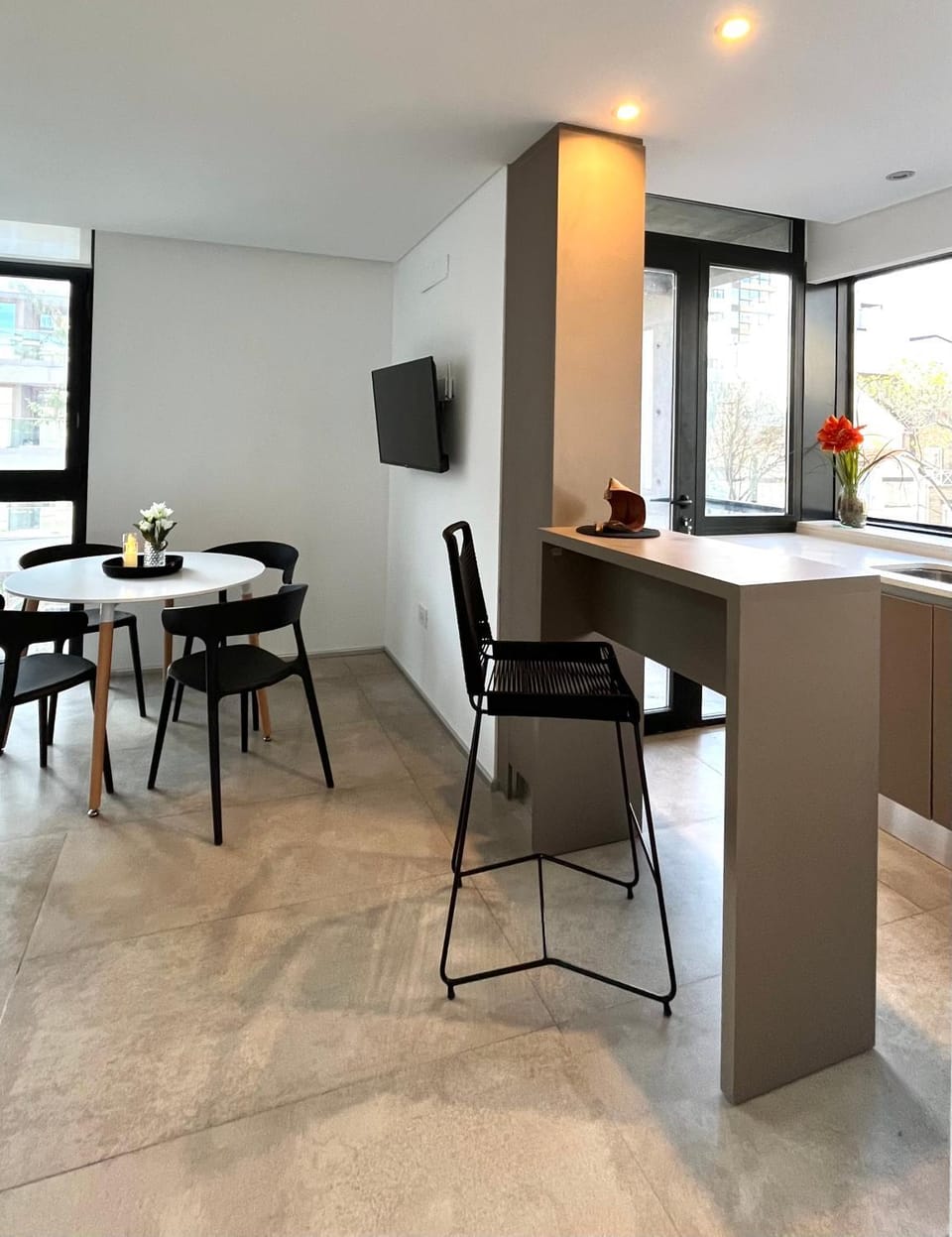 Kitchen or kitchenette, Dining area