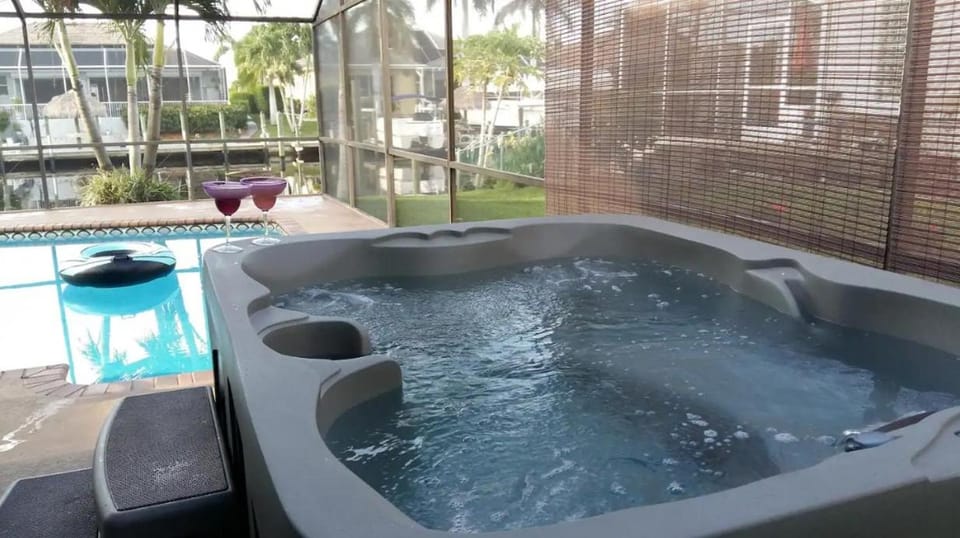 Hot Tub, Lounge or bar