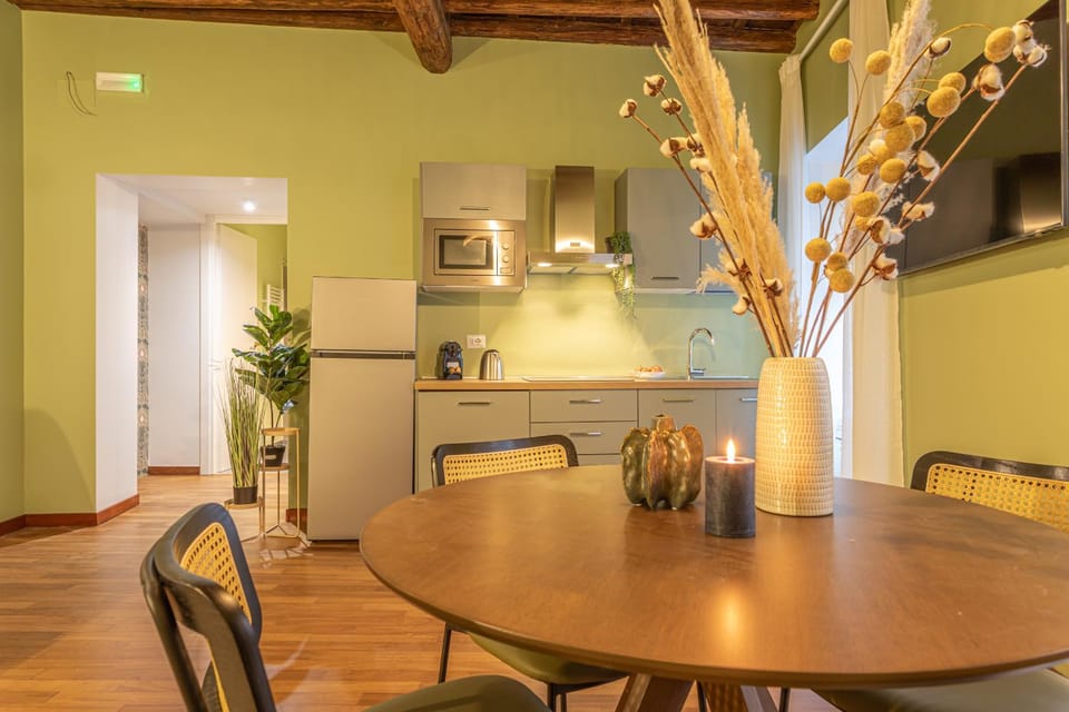 Kitchen or kitchenette, Dining area, stove