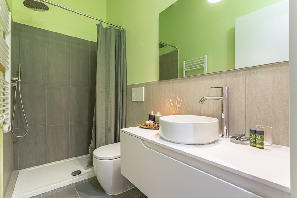 Shower, Toilet, Bathroom, towels