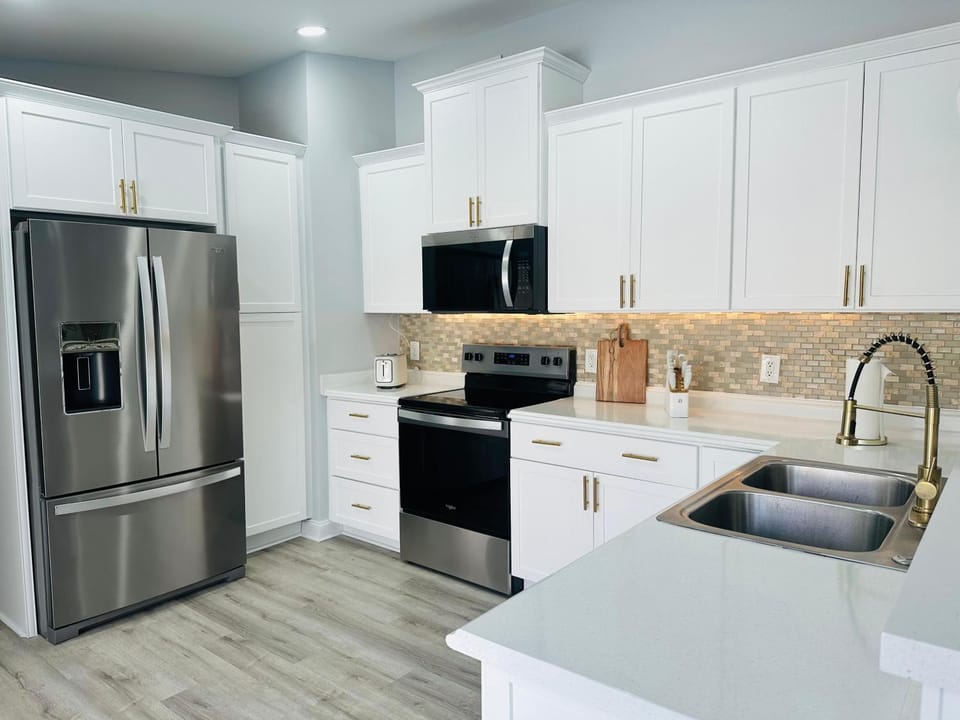 Kitchen or kitchenette, dishwasher, oven, toaster