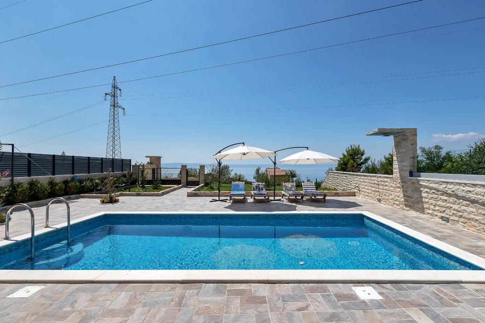 Shower, Pool view, Swimming pool, sunbed