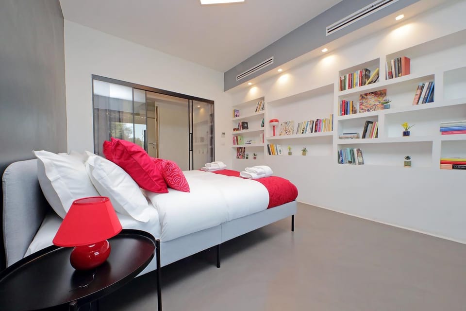 Bed, Photo of the whole room, Bedroom