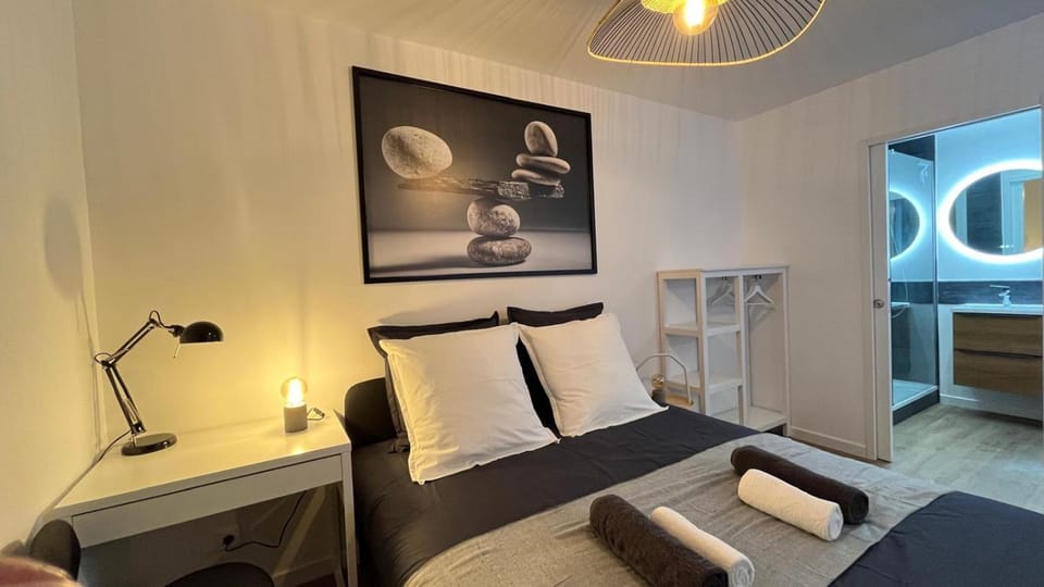 Bed, Photo of the whole room, Bedroom