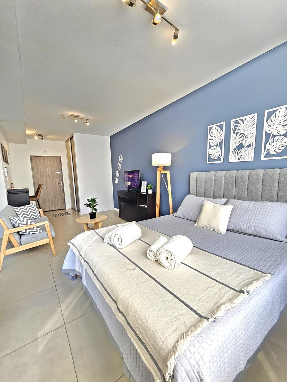 TV and multimedia, Living room, Photo of the whole room, Decorative detail, Entertainment, towels