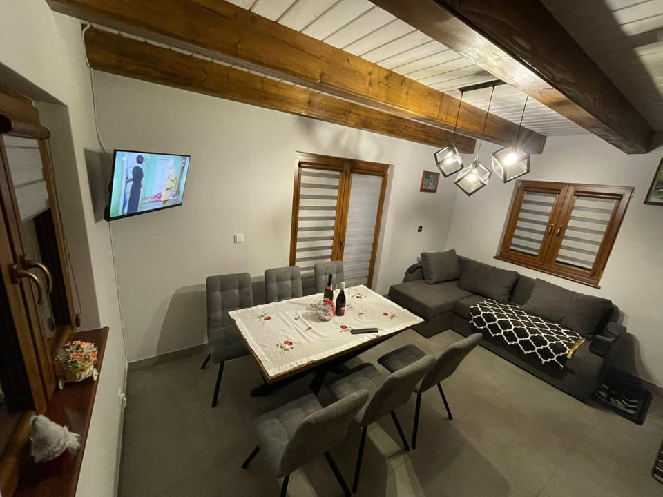TV and multimedia, Living room, Seating area, Dining area