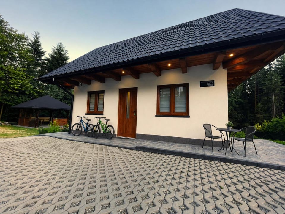 Property building, Patio, Spring, Day, Cycling, Parking