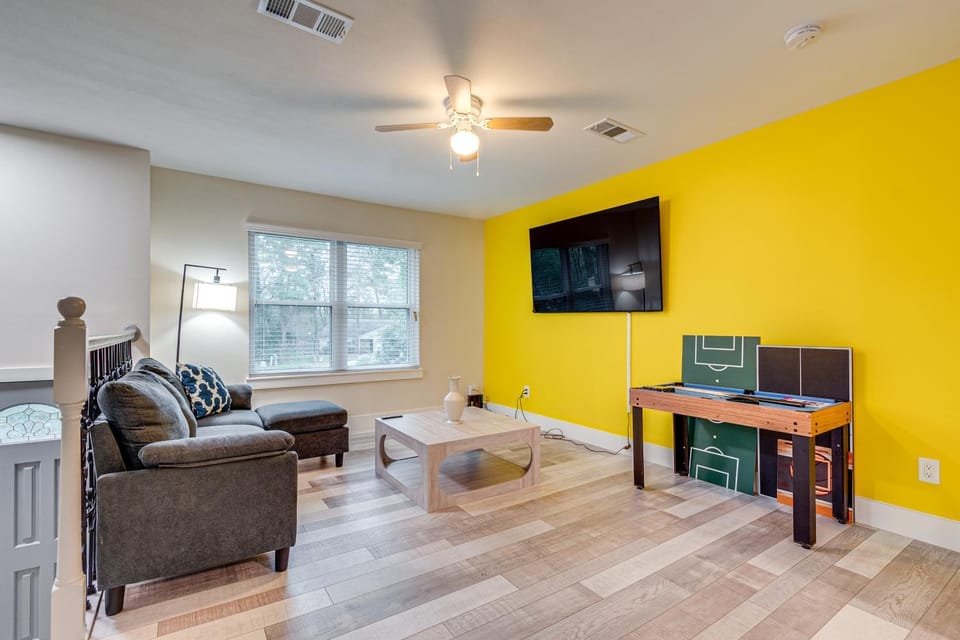 3 Mi to The Woodlands: Warm & Welcoming Home! House in The Woodlands