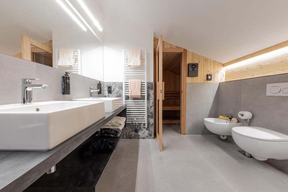 Toilet, Sauna, Bathroom, towels
