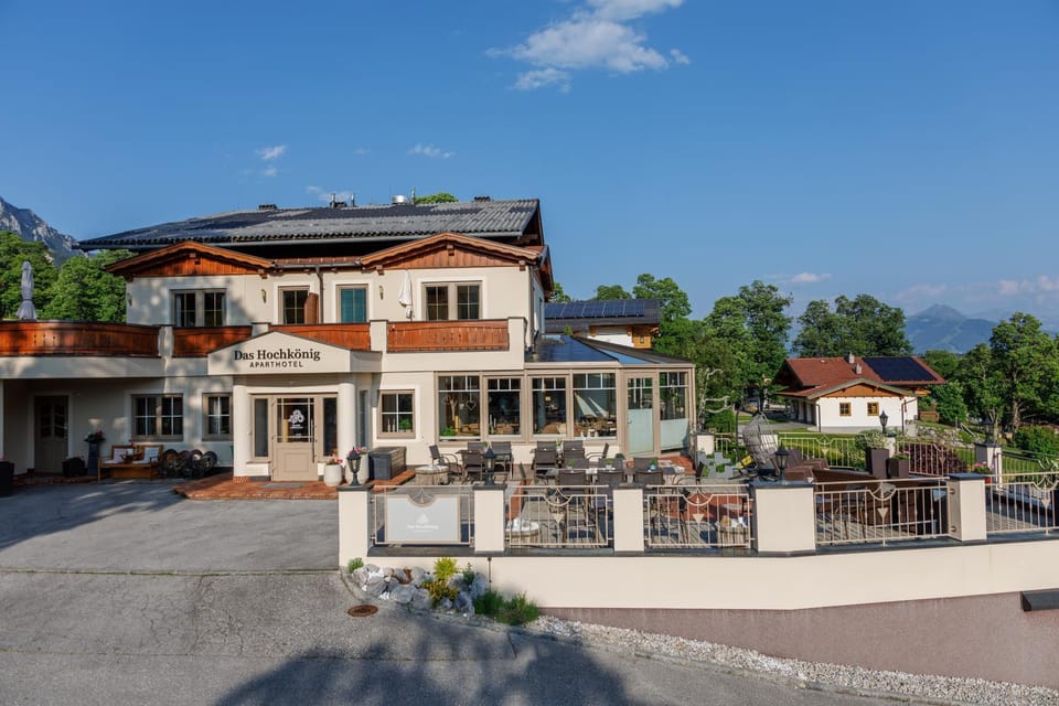Property building, Facade/entrance, Balcony/Terrace