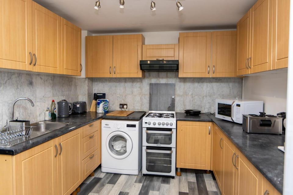 Kitchen or kitchenette, oven, stove, washing machine