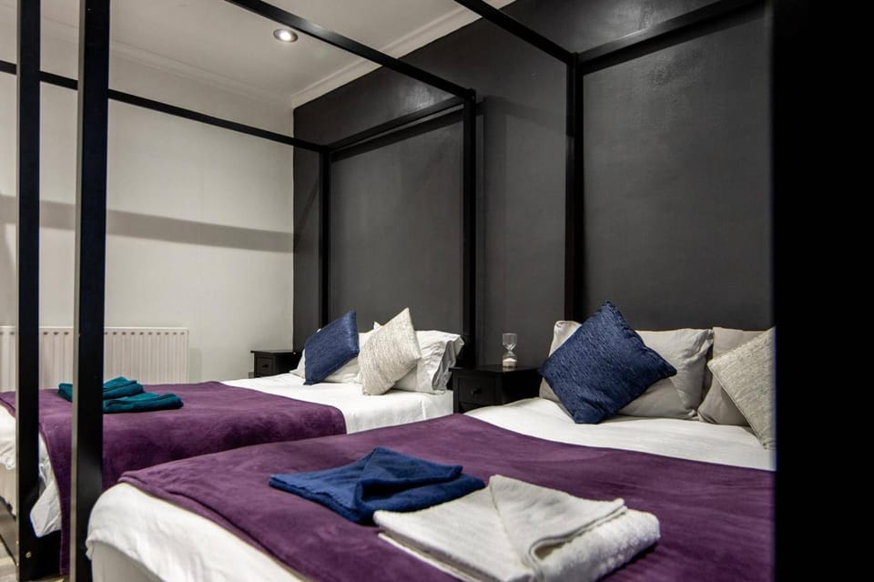 Bed, Bedroom, towels