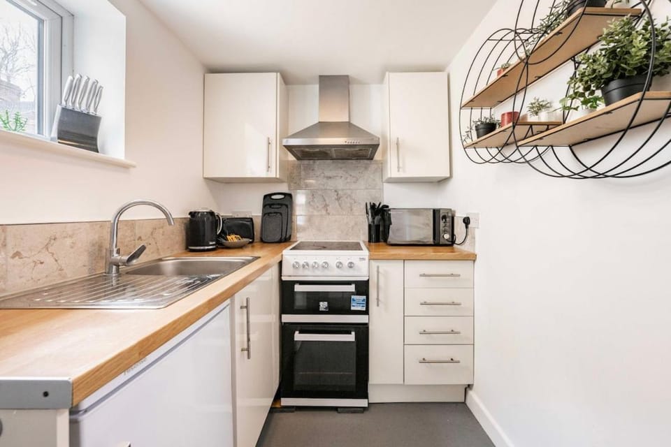 Coffee/tea facilities, Kitchen or kitchenette, oven, pet friendly, stove, toaster