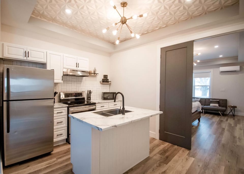 Kitchen or kitchenette, Dining area, oven, stove