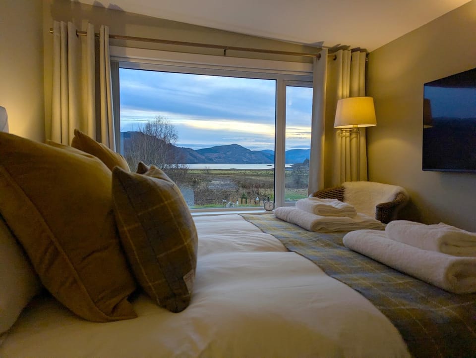 Bed, Bedroom, Lake view, Mountain view, Sea view