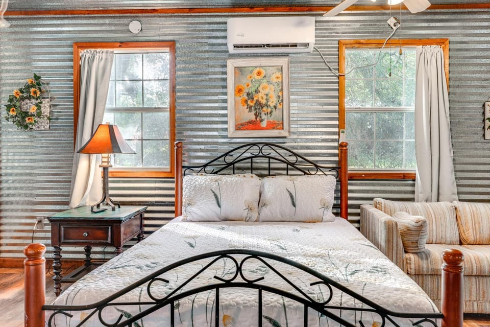 Cozy Couples Cottage with View Near Canyon Lake! Apartment in Canyon Lake