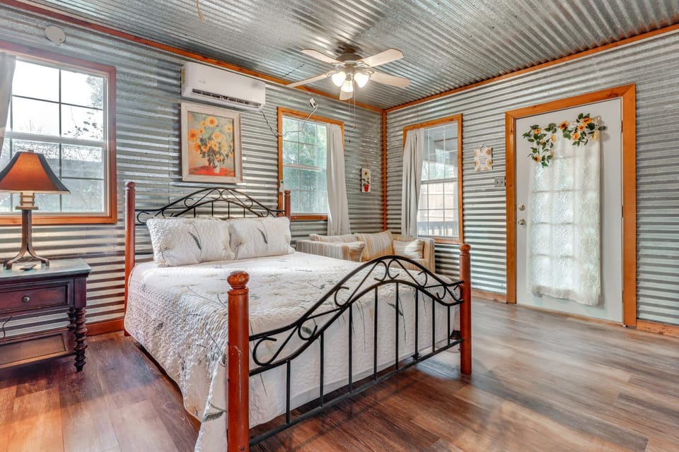 Cozy Couples Cottage with View Near Canyon Lake! Apartment in Canyon Lake