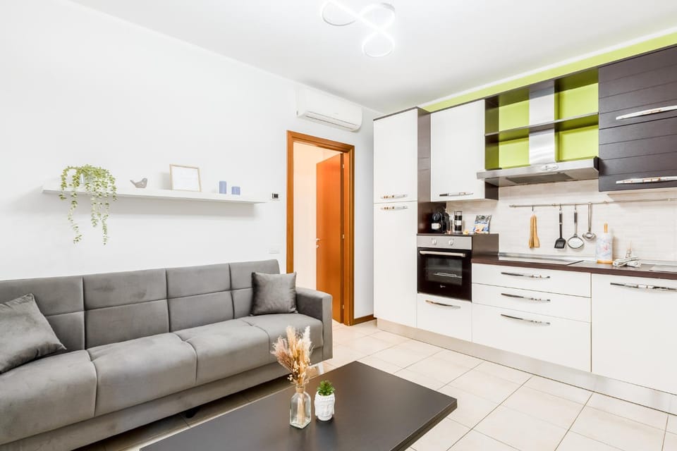 Coffee/tea facilities, Kitchen or kitchenette, Living room, Seating area, Dining area, oven, stove