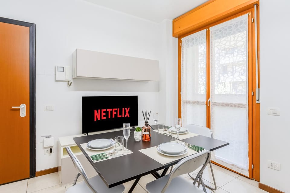 Communal lounge/ TV room, TV and multimedia, Dining area, Evening entertainment