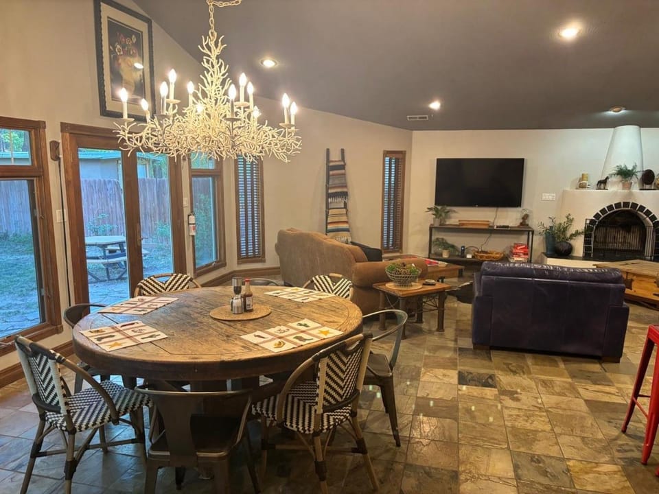 TV and multimedia, Living room, Seating area, Dining area
