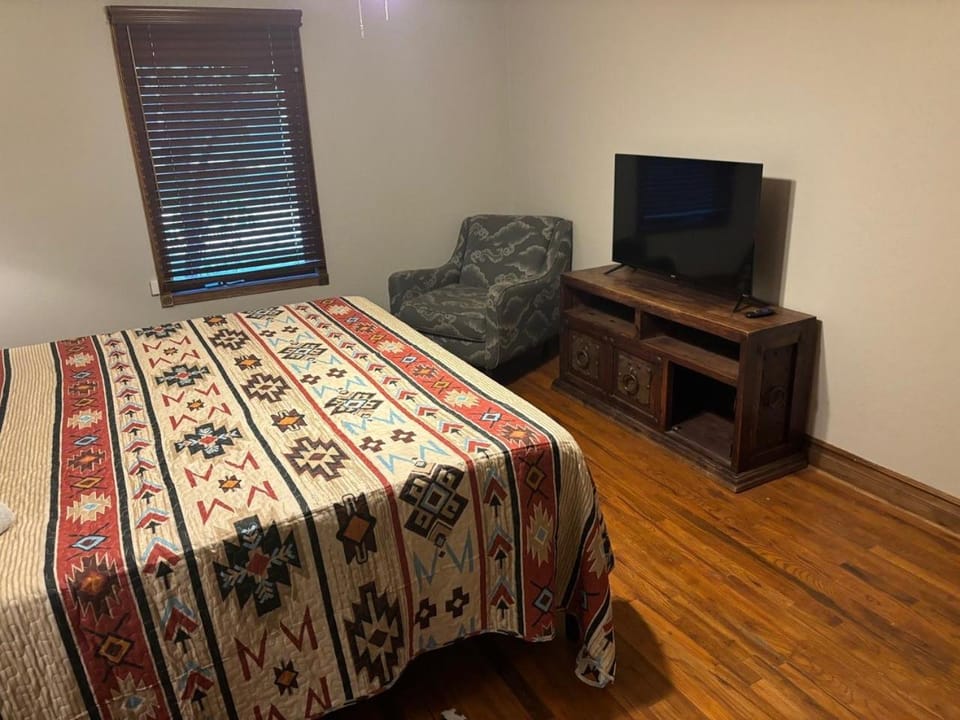 Bed, TV and multimedia, Bedroom