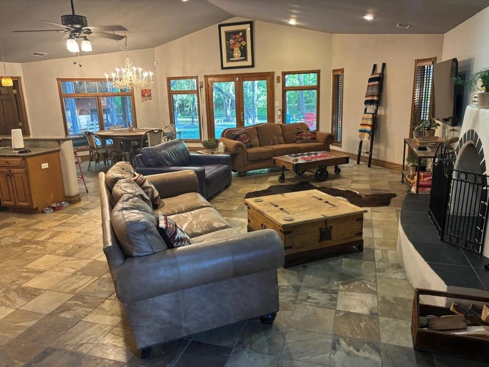 TV and multimedia, Living room, Seating area, fireplace