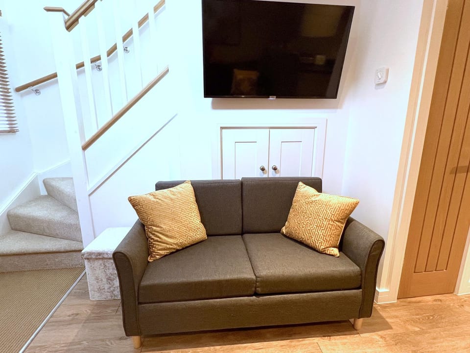 Glastonbury Hidden Passage, Split Level 1 Bedroom Apt Apartment in Glastonbury