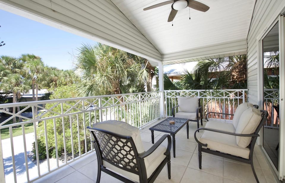 Dolphin Dream by Sun Palace Vacations House in Estero Island