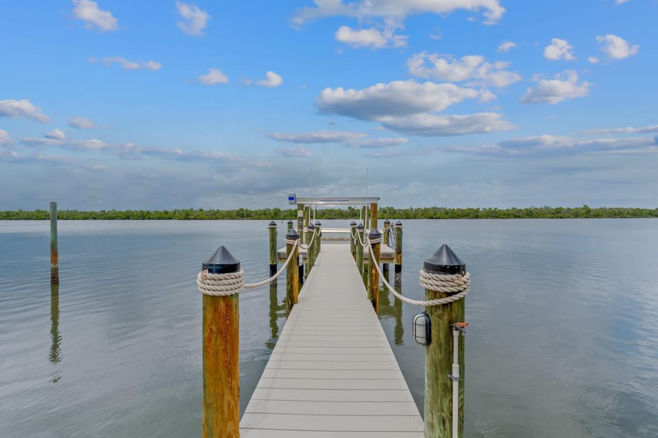 Blue Dolphin View by Sun Palace Vacations House in Estero Island