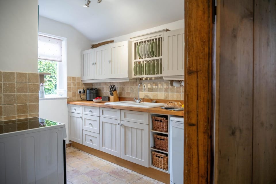 Kitchen or kitchenette, oven, pet friendly, stove
