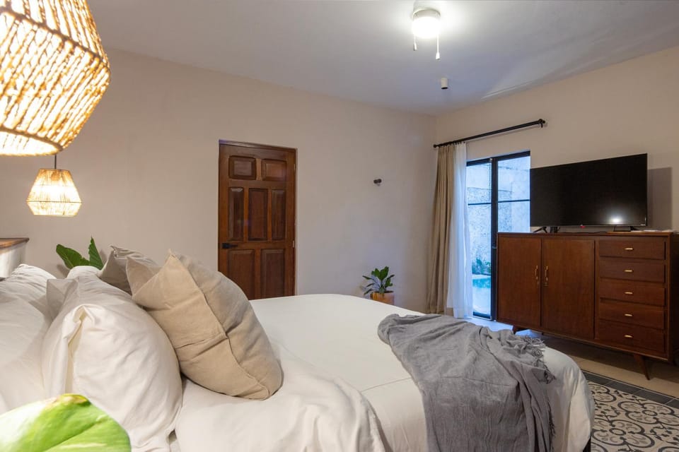 Bed, TV and multimedia, Photo of the whole room, Bedroom