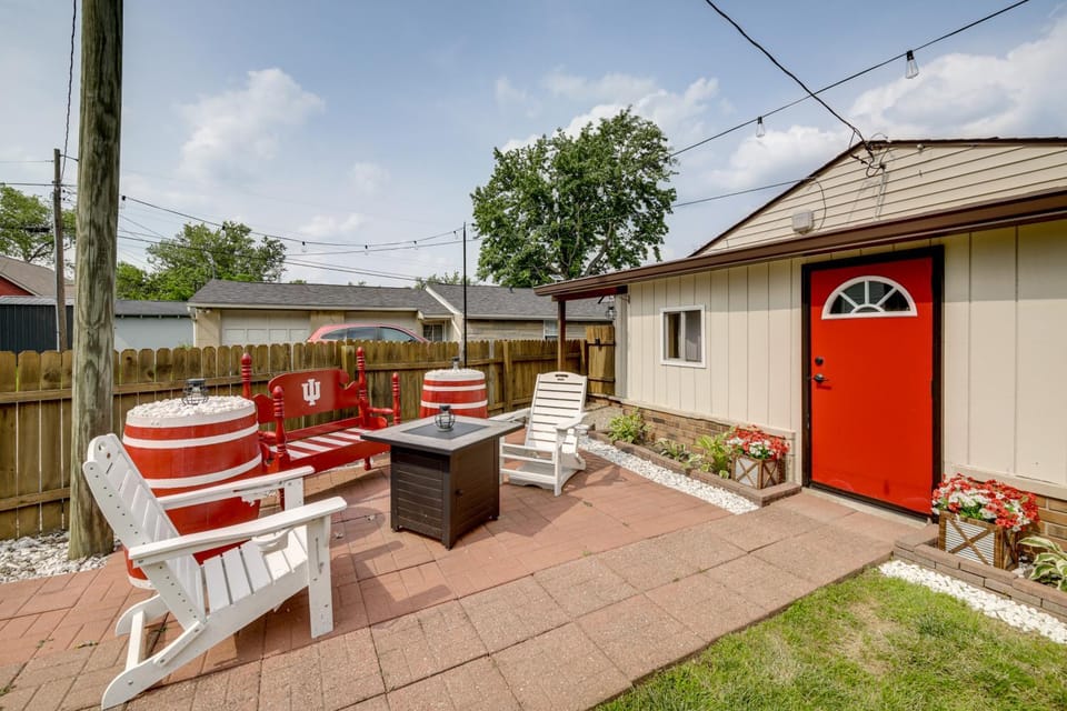 1 Mi to IU Hoosier Home with Fire Pit and Fenced Yard House in Bloomington