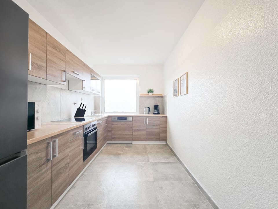 Coffee/tea facilities, dishwasher, microwave, oven, stove, kitchen