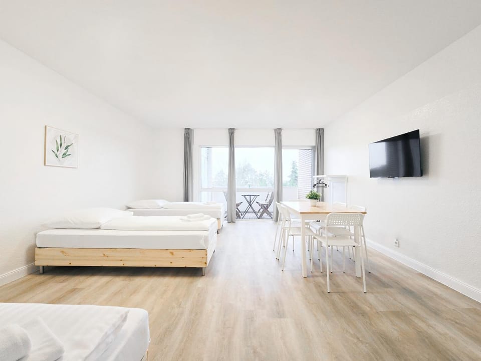 Bed, TV and multimedia, Balcony/Terrace, Seating area, Bedroom, towels
