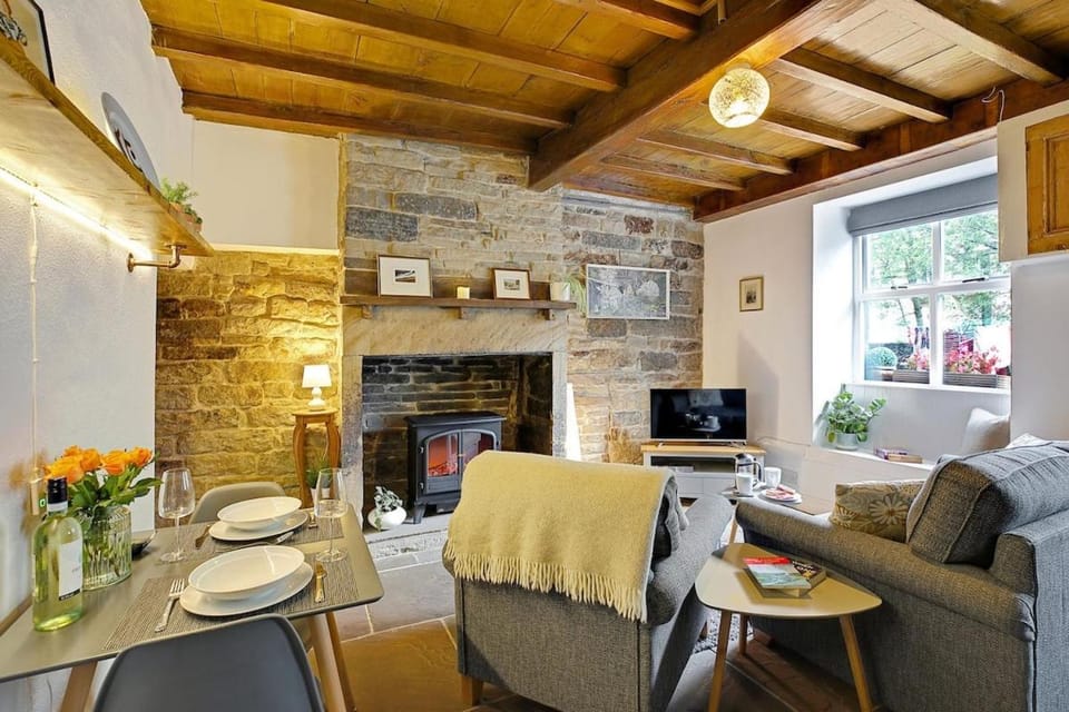 Waterview Cottage - a peaceful riverside location House in Holmfirth