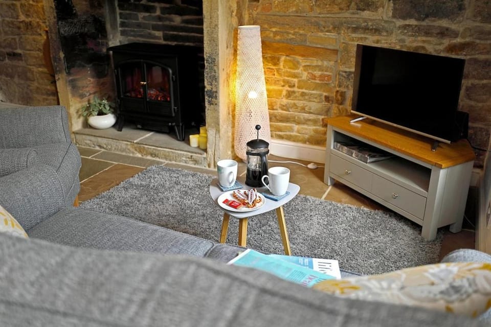 Waterview Cottage - a peaceful riverside location House in Holmfirth