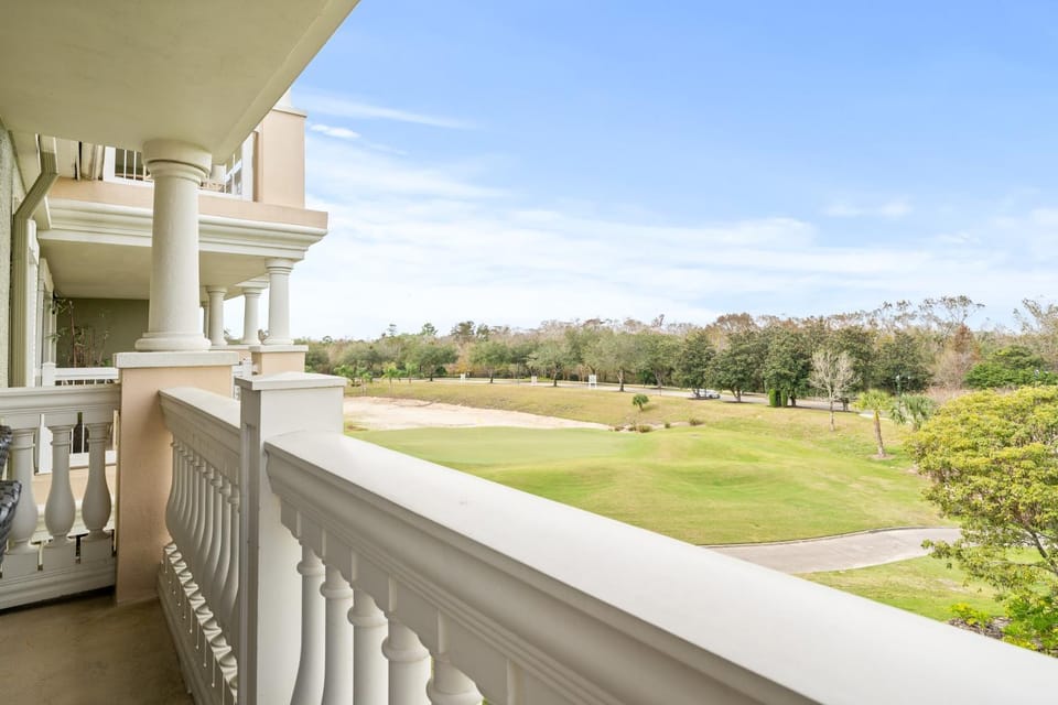 Centre Court Luxury, 3 bed, 3 bath, Private Balcony, 1026 Apartment in Four Corners