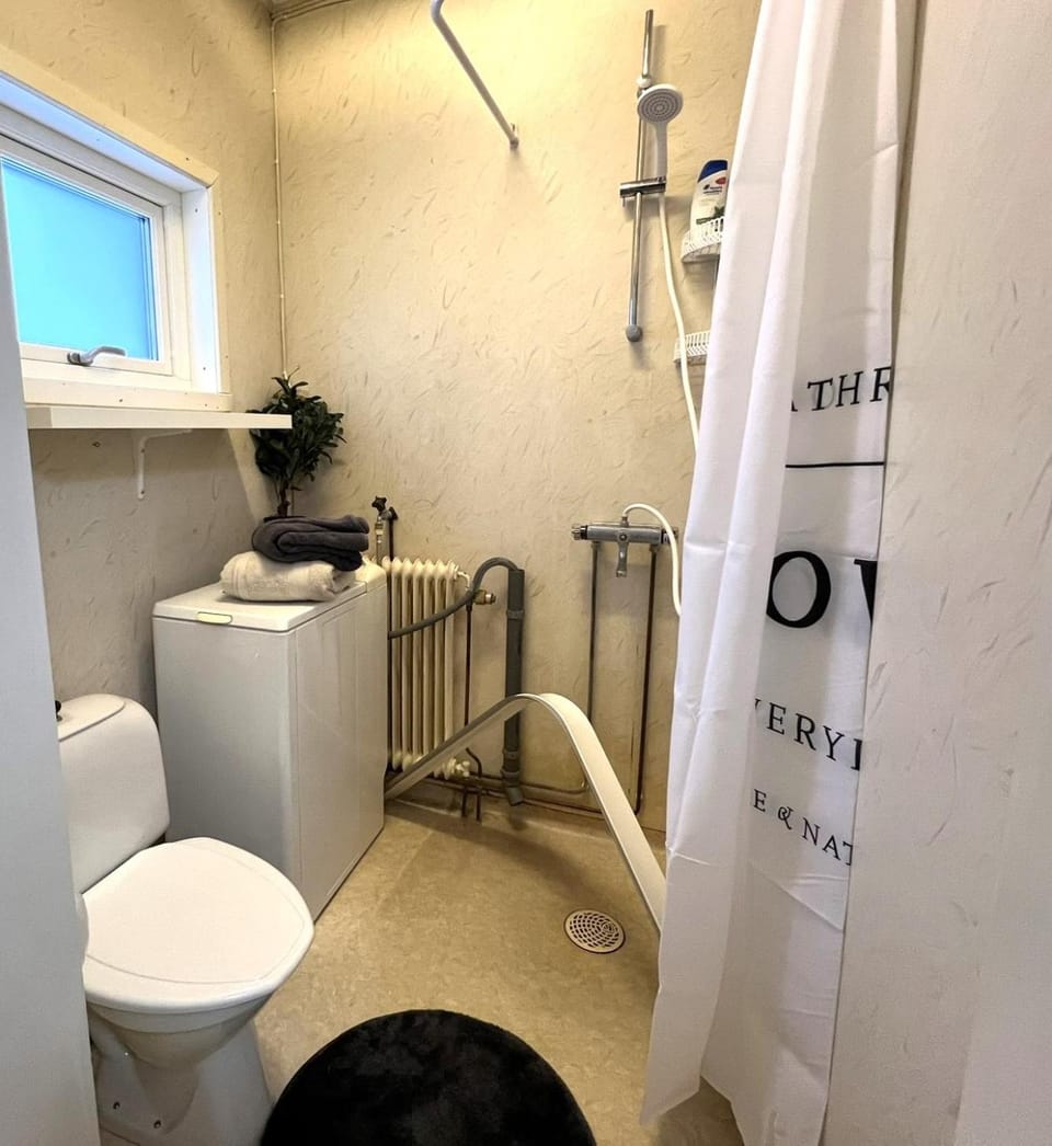 Shower, Toilet, Bathroom, towels, laundry