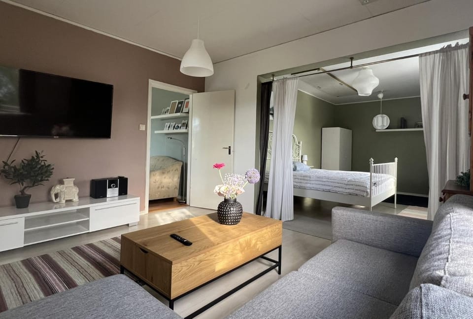 TV and multimedia, Living room, Seating area, Bedroom