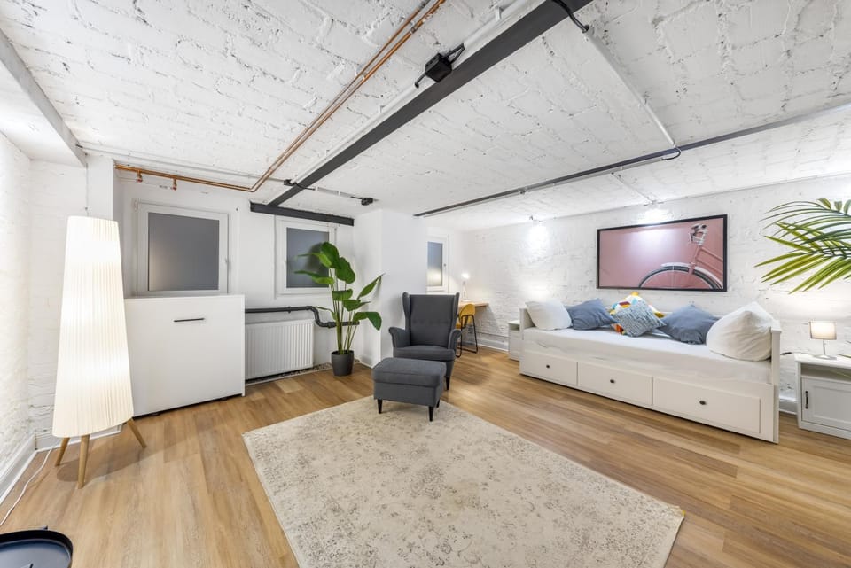 Bed, TV and multimedia, Photo of the whole room, Seating area, Bedroom, flat iron, heating, heating, wardrobe