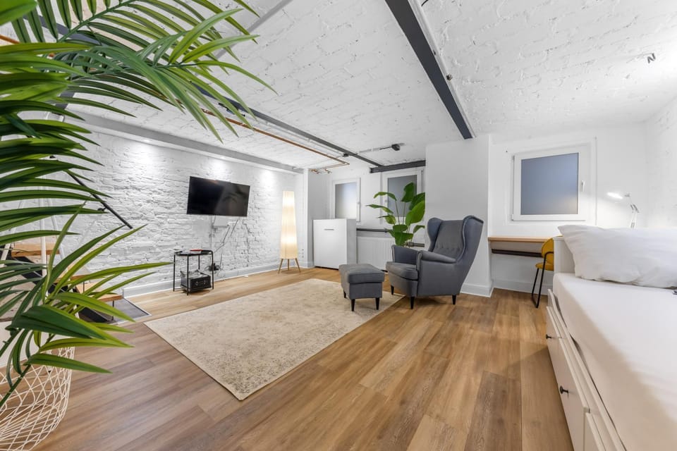 Bed, Game Room, TV and multimedia, Seating area, Bedroom, flat iron, internet, internet