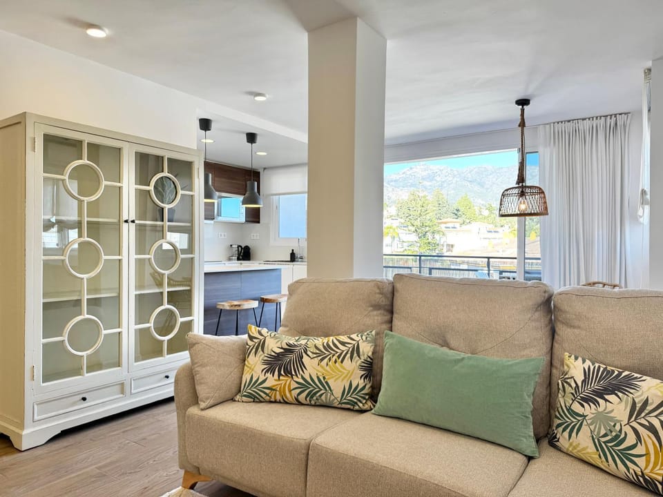 Kitchen or kitchenette, Living room, Seating area