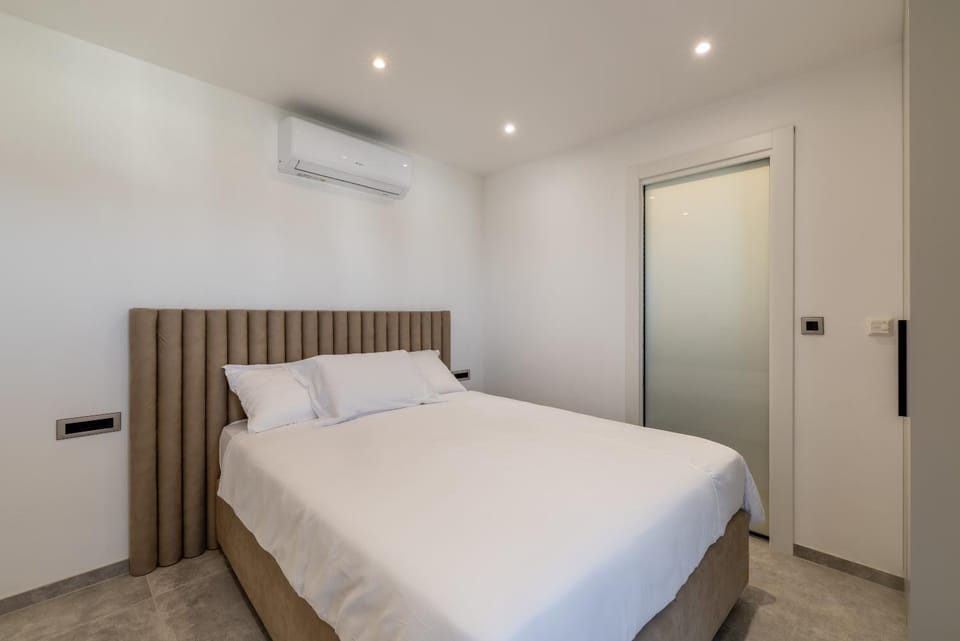 Toilet, Bedroom, air conditioner
