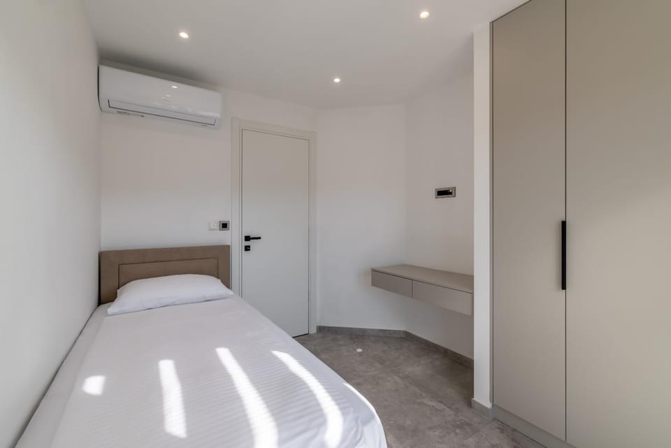 Bedroom, air conditioner